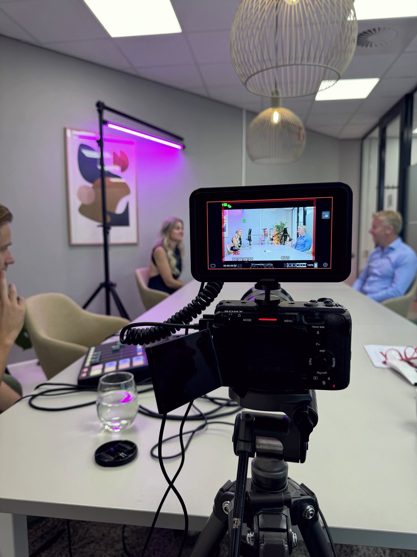 Podcastopstelling met camera en monitor bij Van Loon