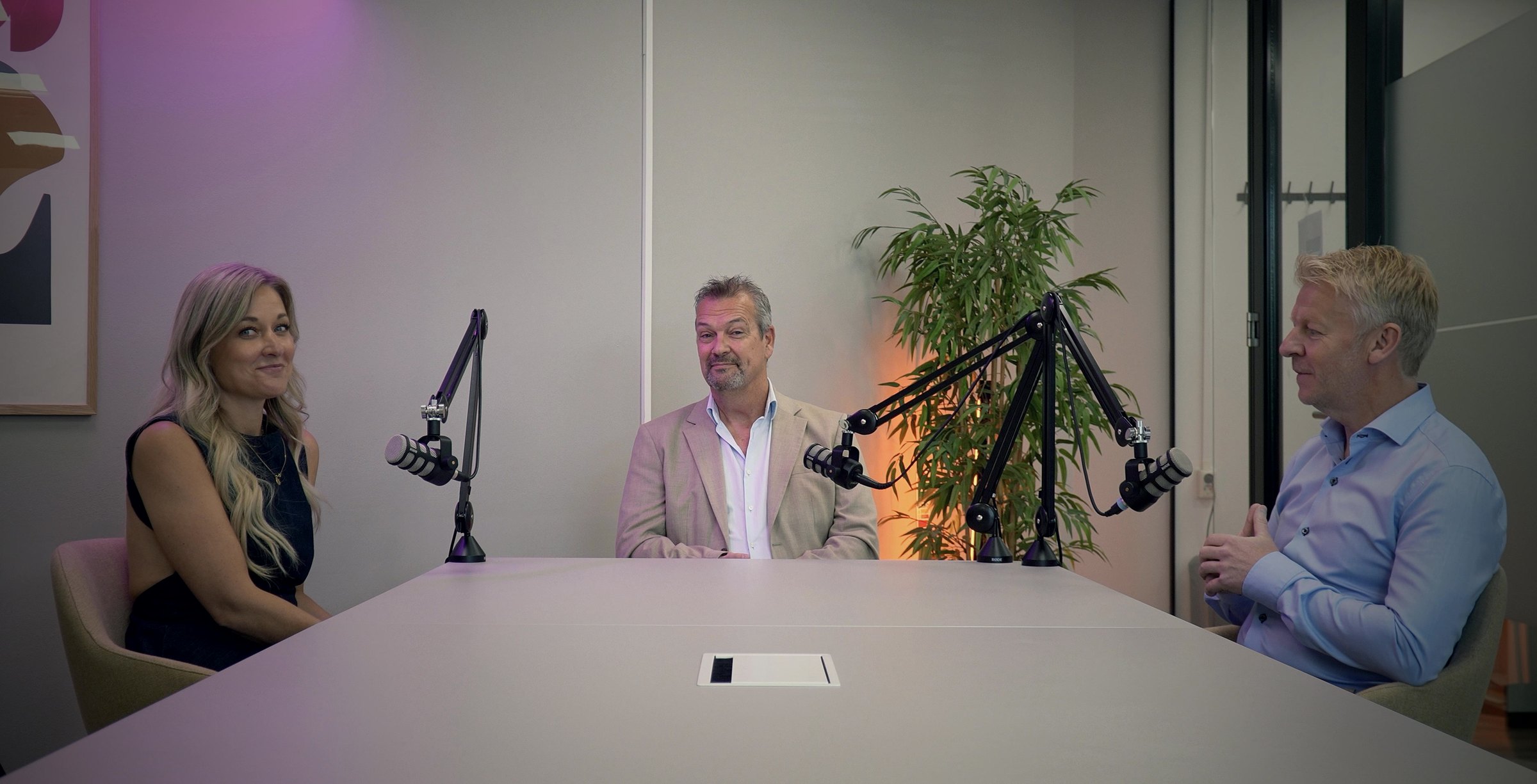 Drie gasten aan tafel tijdens de podcastopname bij Van Loon