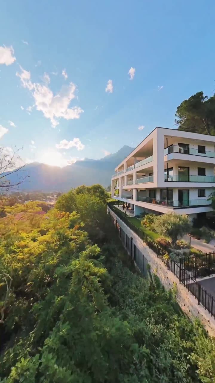 FPV-dronebeeld van een hotel in de bergen bij zonsondergang