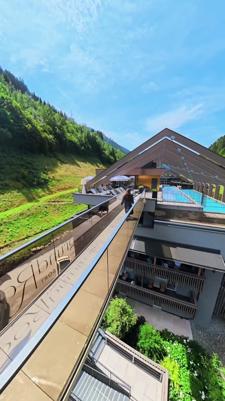 FPV-drone in vlucht langs een hotel in de bergen